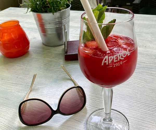 Glas Erdbeerbowle und Sonnenbrille